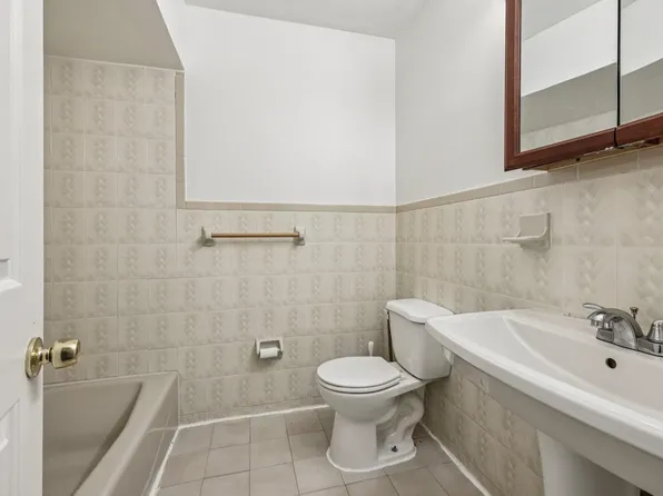 492 Pavonia Avenue image 12 of 25