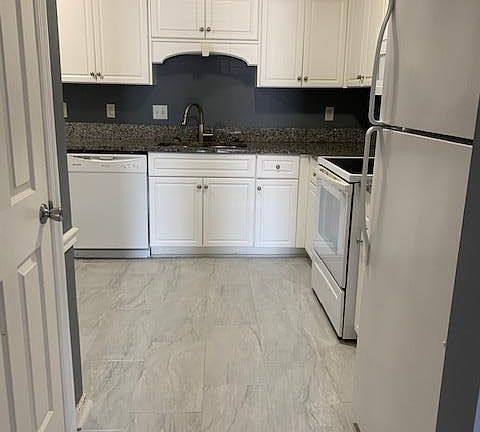 3rd image of 512 Goodale Ct