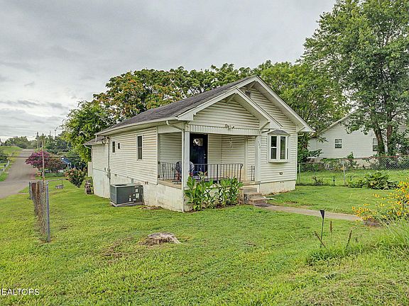 3rd image of 900 W Emerald Ave