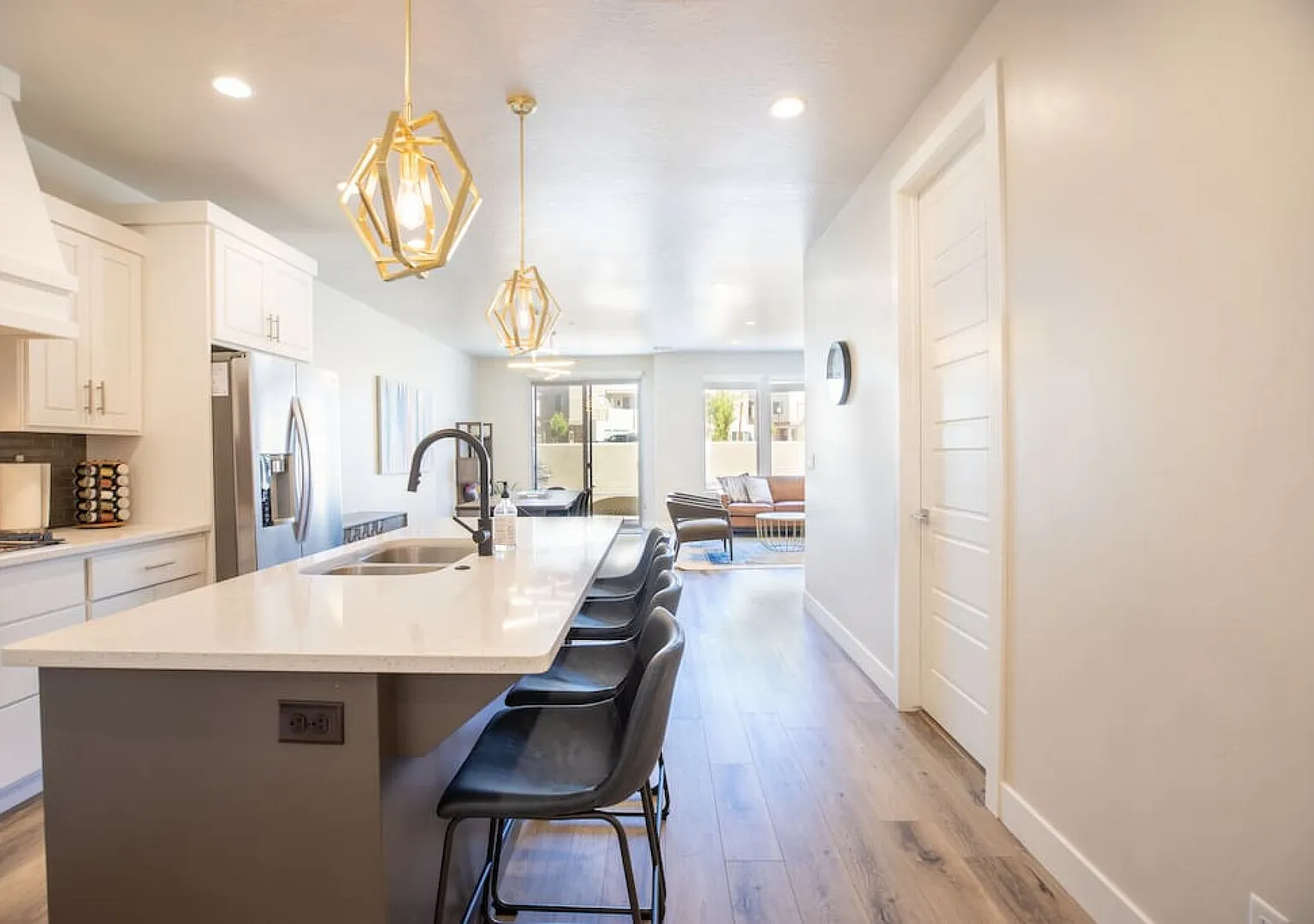 Modern Home for 16 w/ Private Spa & Balcony — Photo 4