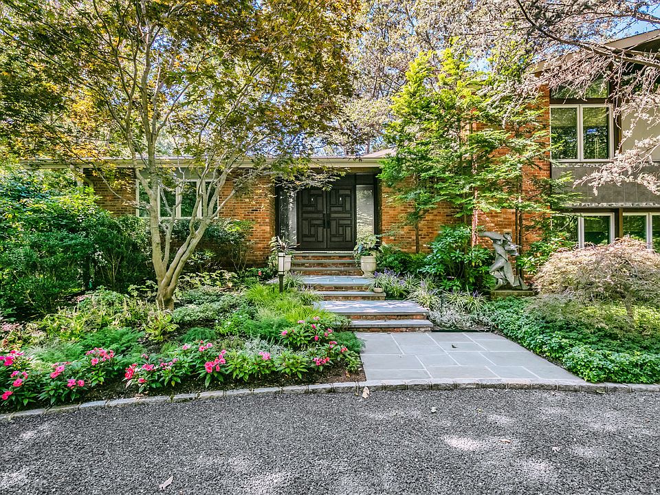 1st image of 7 Oakwood Dr