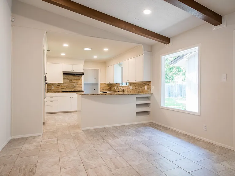 2902 Silverleaf Dr — Photo 6