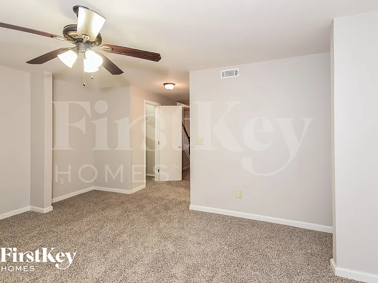 6582 Wellington Sq — Photo 10