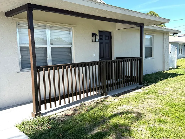 699 NW Riverside Dr — Photo 3