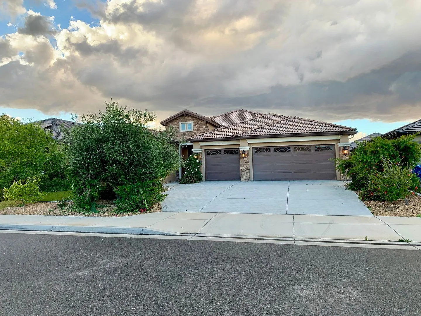 Spacious 3BR 3BA House in Bakersfield — Photo 1