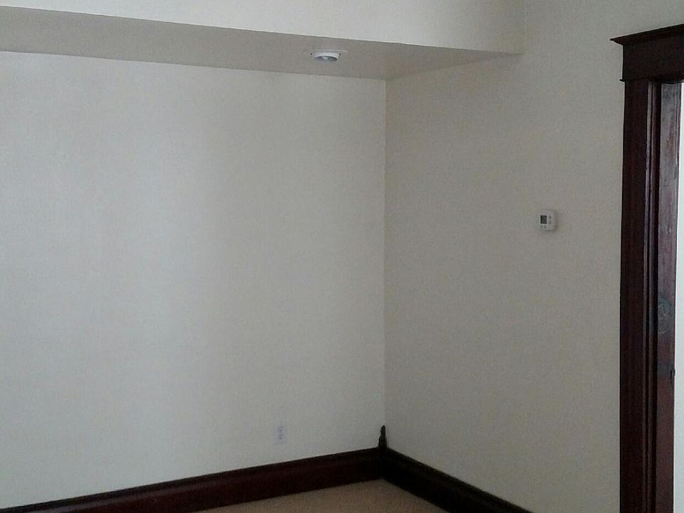 LIVING ROOM WITH CEILING FAN