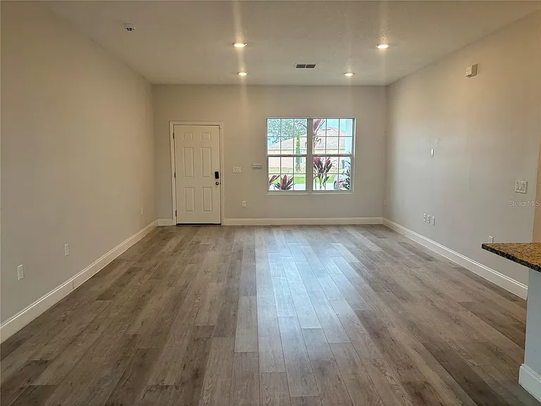 423 Churchill Ct — Photo 16