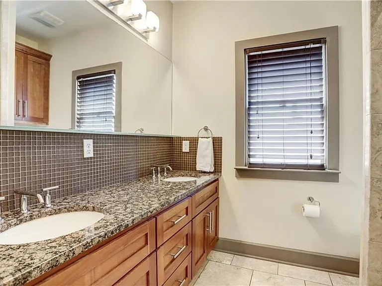 602 W North Loop Blvd — Photo 20