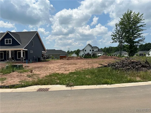 597 Oak Run Dr #74, Lewiston, NY 14092