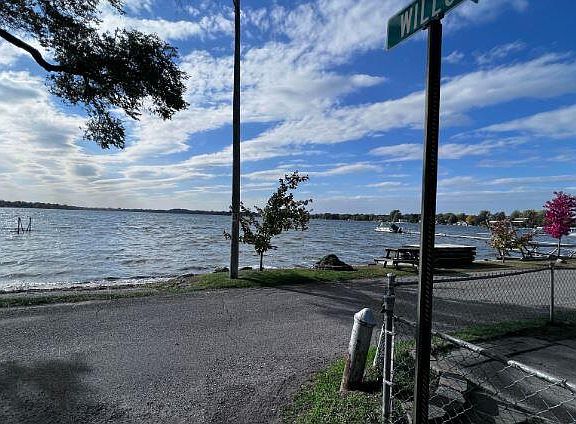 2nd image of 1100 Shoreline Dr