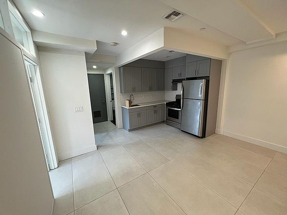 4th image of 2700 Creston Ave #6