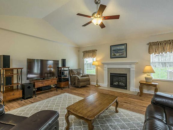 4th image of 210 Buckingham Dr