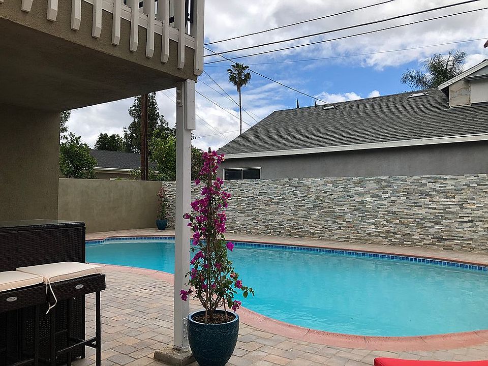 2nd image of 22722 Burbank Blvd