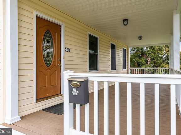 4th image of 200 Harlem Ln