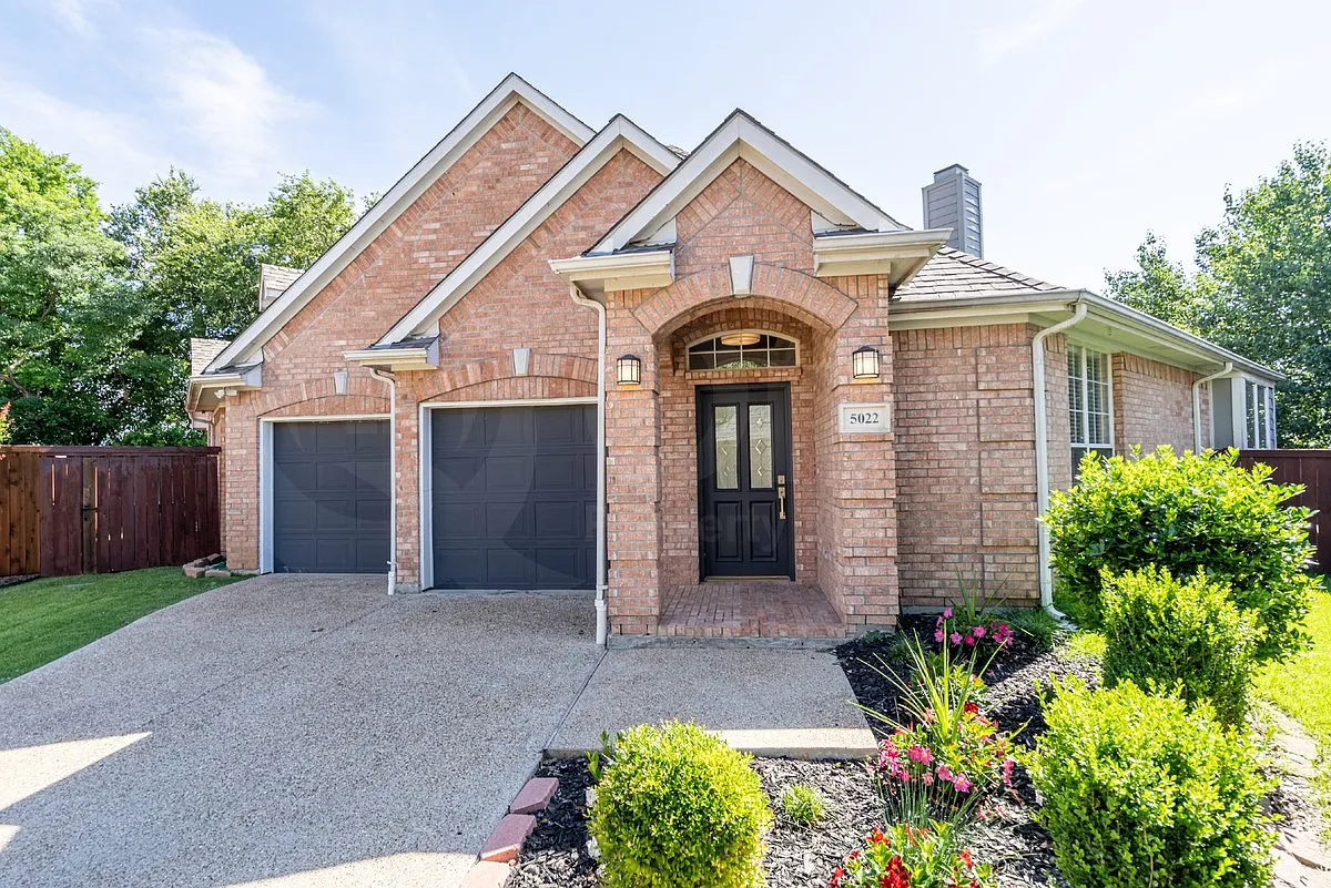 3 bed, 2.0 bath, 1777 sqft, $2,299 — Photo 2