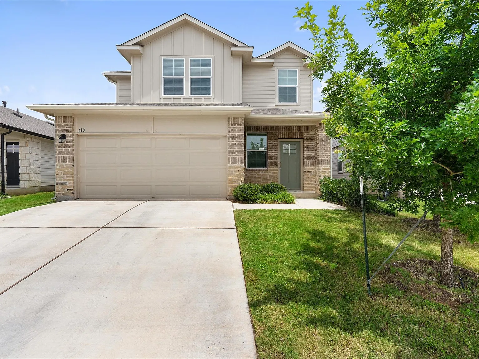3 bed, 2.5 bath, 1858 sqft, $2,100 — Photo 1