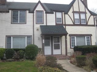 107 Saint Marks Pl, Roslyn Heights, NY 11577