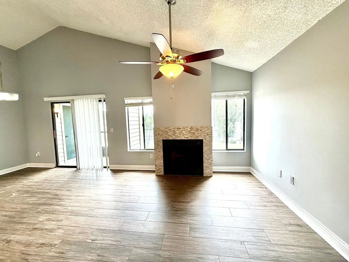2 bed, 2.0 bath, 952 sqft, $1,600 — Photo 4