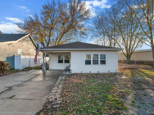 13431 Rose St, Gibraltar, MI 48173