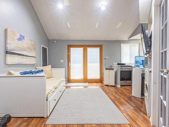 5th image of 10 Woodbine Ave