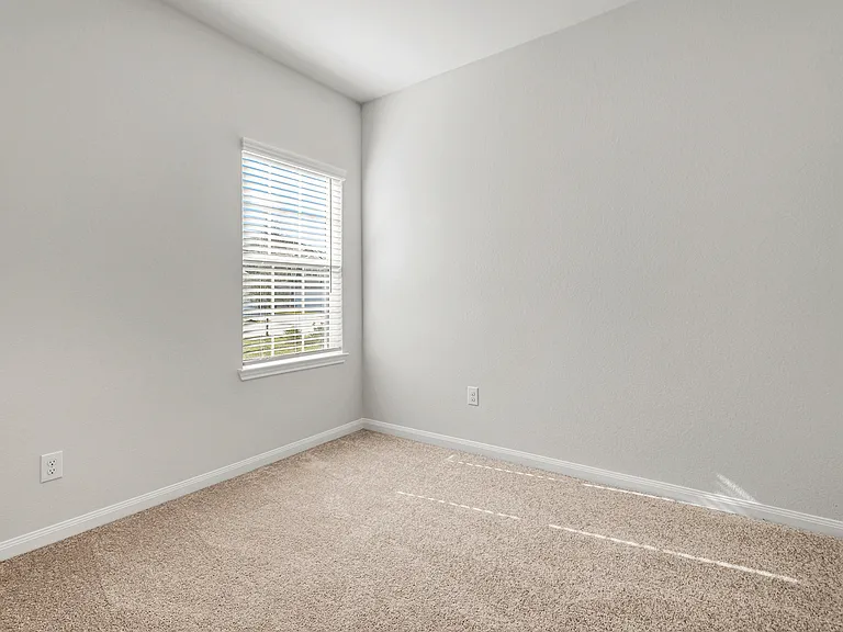 Secondary bedroom.