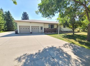 4355 Hillsboro Dr, Bismarck, ND 58503