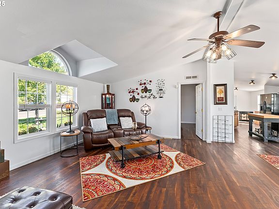 5th image of 184 SE Cordelia Dr