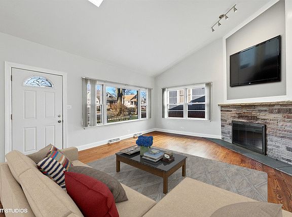 3rd image of 387 S Sunnyside Ave