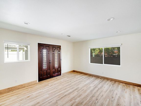 4th image of 2118 N Maple St #2118