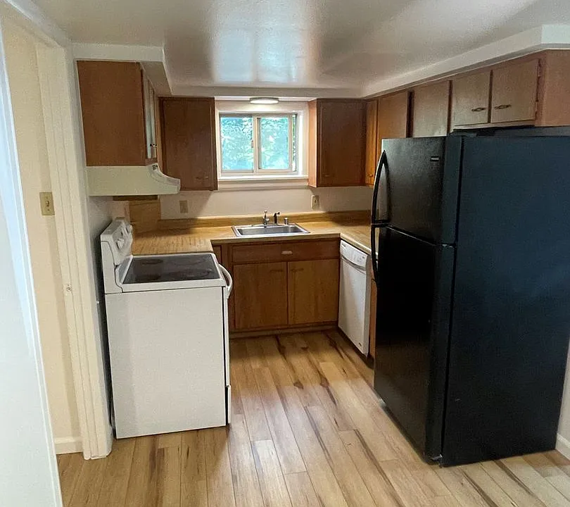 709 Cowdin Dr