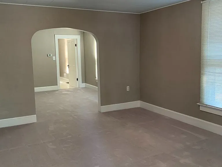 330 E Plum St — Photo 6