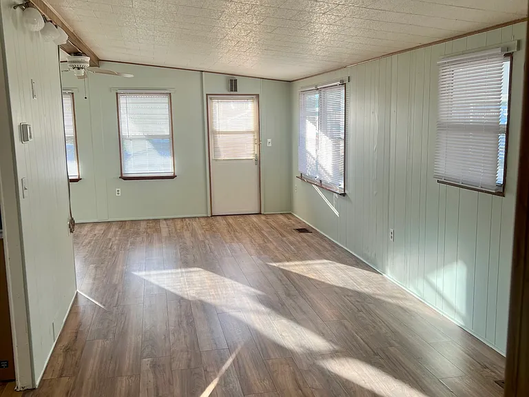 1902 Shady Cove Dr — Photo 2