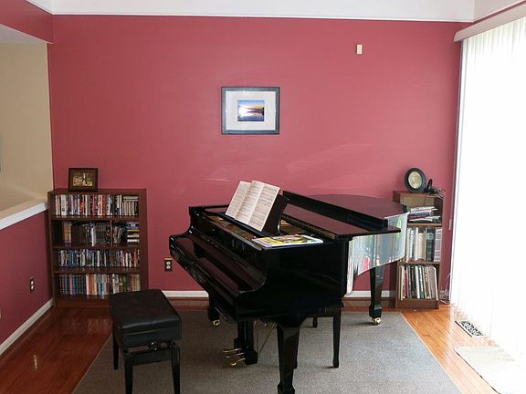 4th image of 7504 Lamoyne Ct