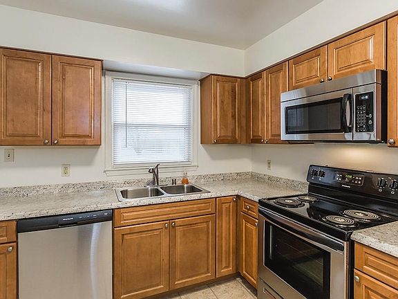 3rd image of 494 Whispering Hills Dr