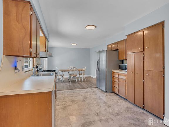 4th image of 37 Janet Ct