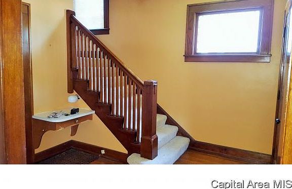 5th image of 1074 N Seminary St
