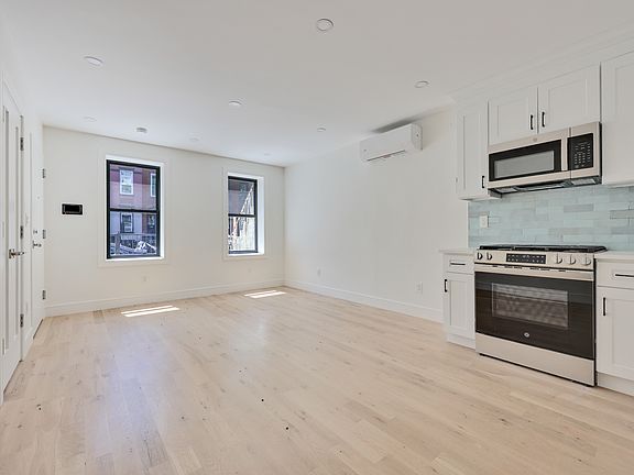 5th image of 1107 Jefferson Ave APT 1