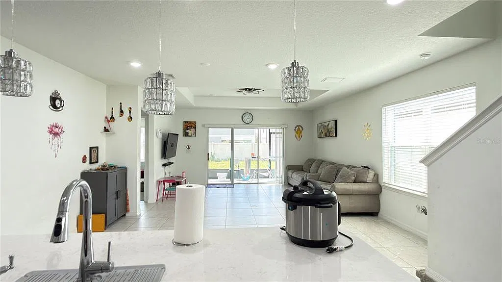 4 bed, 2.5 bath, 2294 sqft, $2,850 — Photo 4