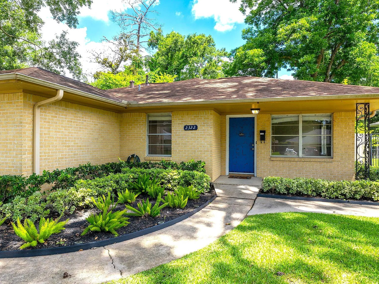 3 bed, 1.0 bath, 1090 sqft, $2,200 — Photo 3