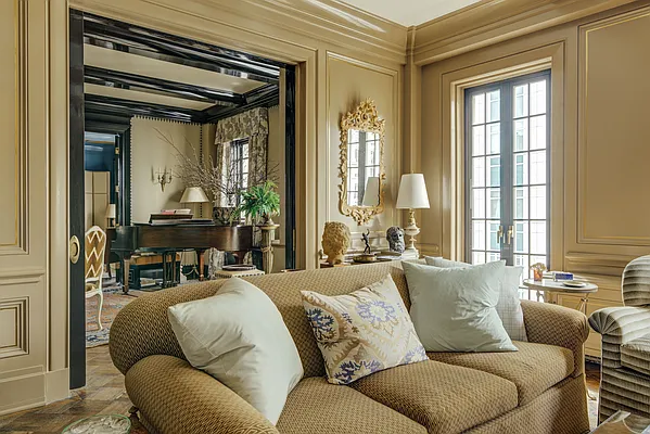 Sold by Compass | media 9