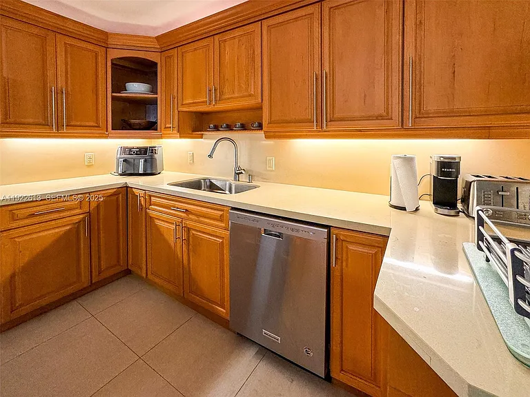 8877 Collins Ave #809 — Photo 11