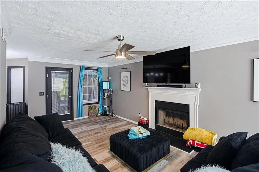 3 bed, 2.5 bath, 1400 sqft, $2,200 — Photo 4