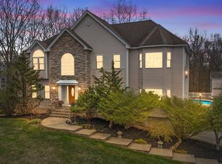 8 Hawkes Brook Ln, Methuen, MA 01844