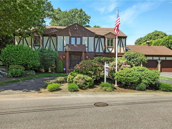 82 Mountain Laurel Dr, Cranston, RI 02920