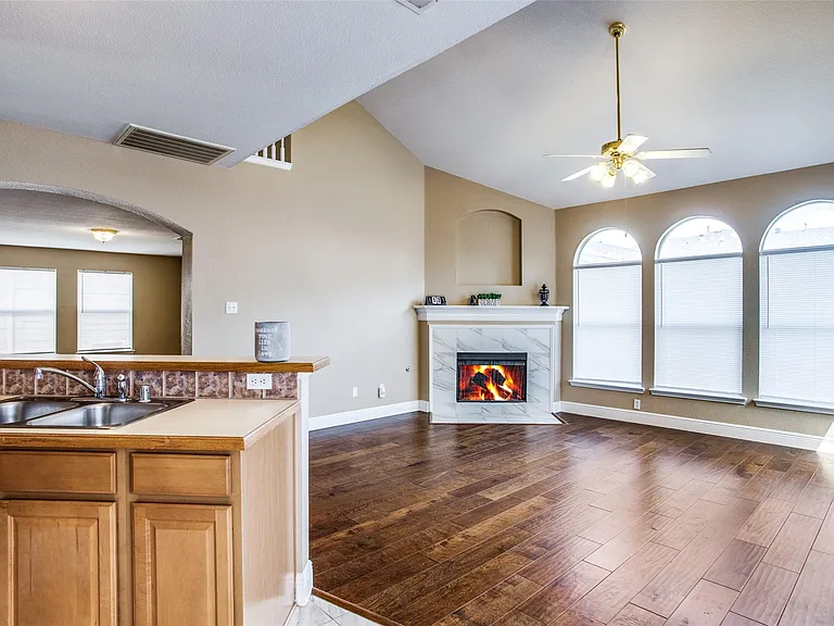 1402 Sunshine Dr — Photo 5