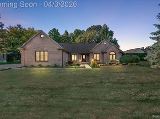 3084 Farmdale Dr, Sterling Heights, MI 48314