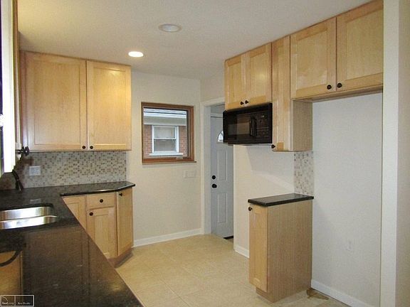 5th image of 19912 Edmunton St