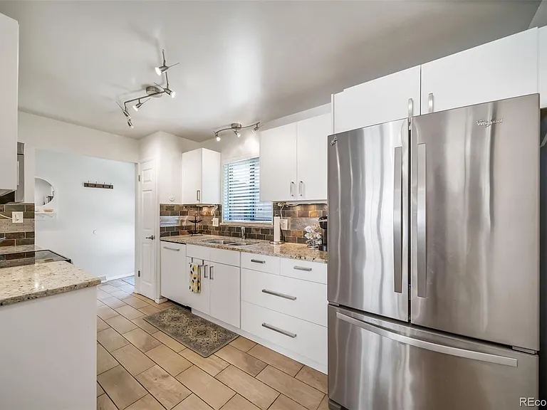 532 N Clayton St — Photo 13