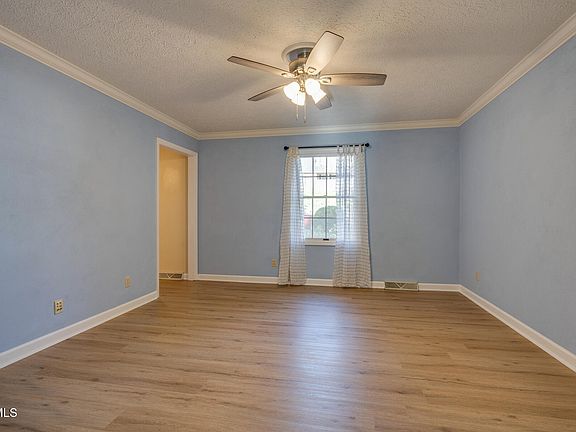 4th image of 1615 Strawberry Ln