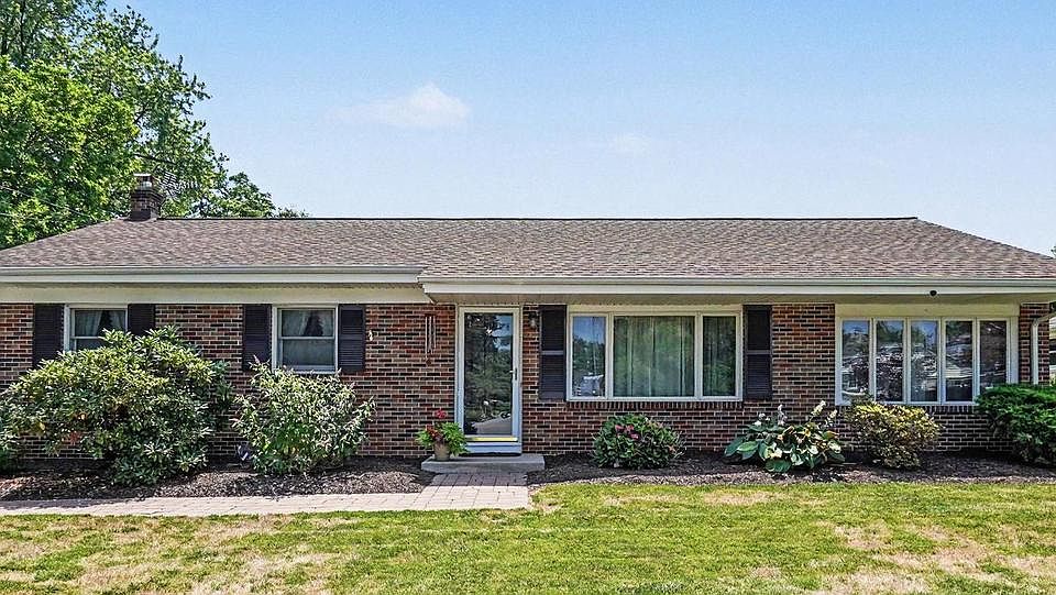 1st image of 302 Robin Rd